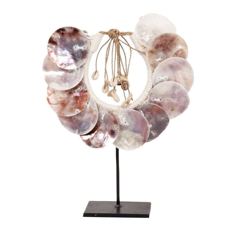 Handgemaakte schelpketting op metalen standaard in interieur