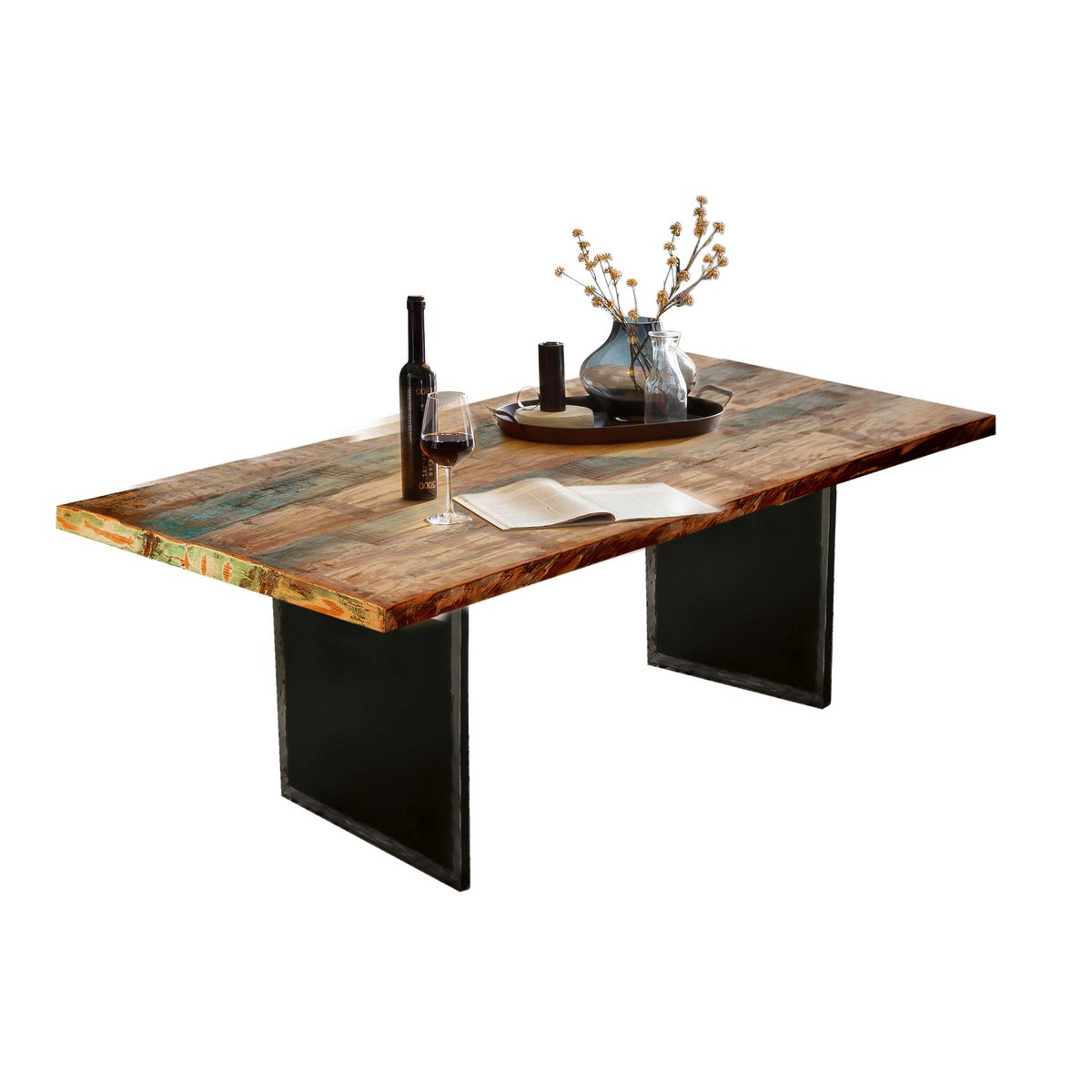 Eettafel met kleurrijk tafelblad en metalen frame in eetkamer