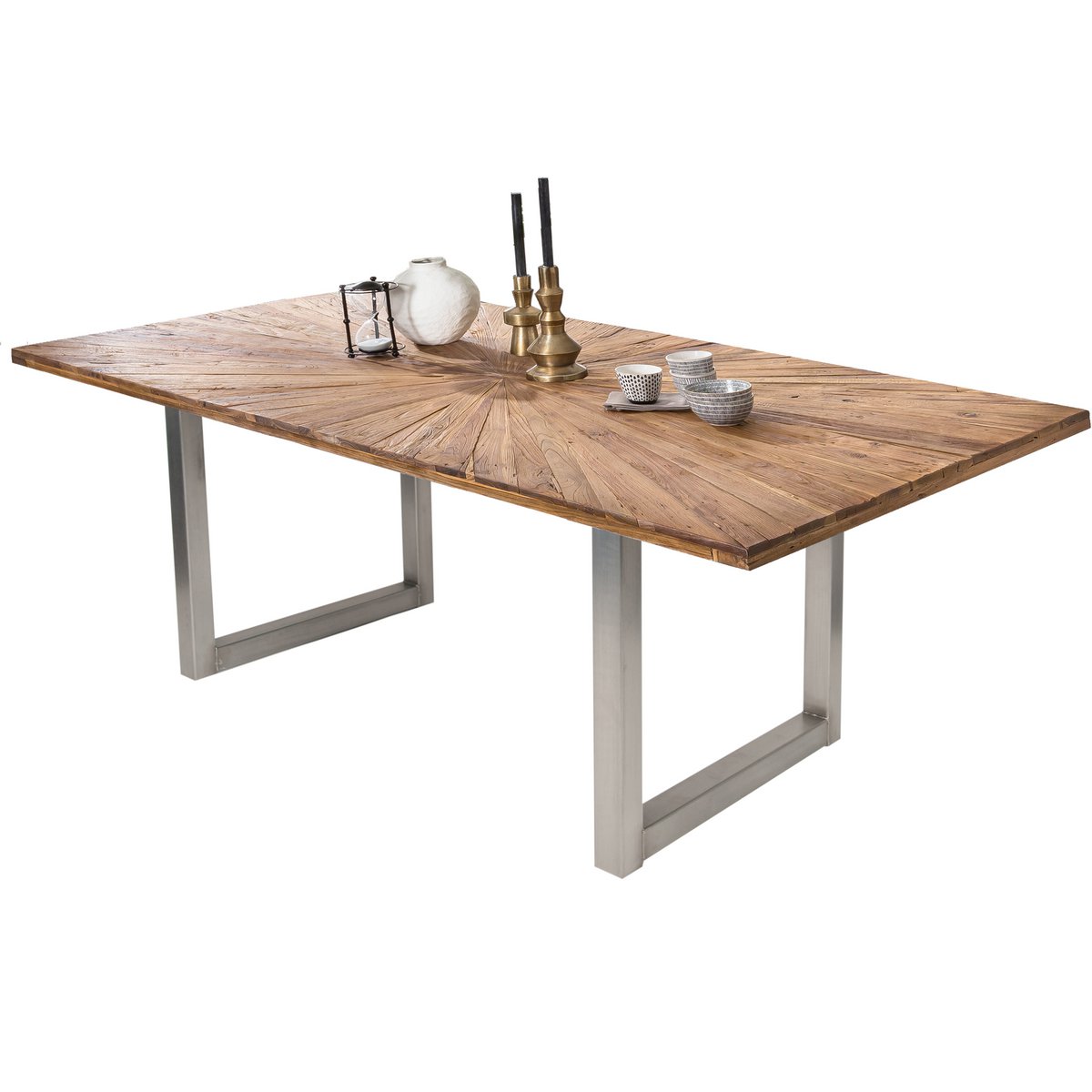 Tafel met houten blad en ijzeren frame in moderne eetkamer