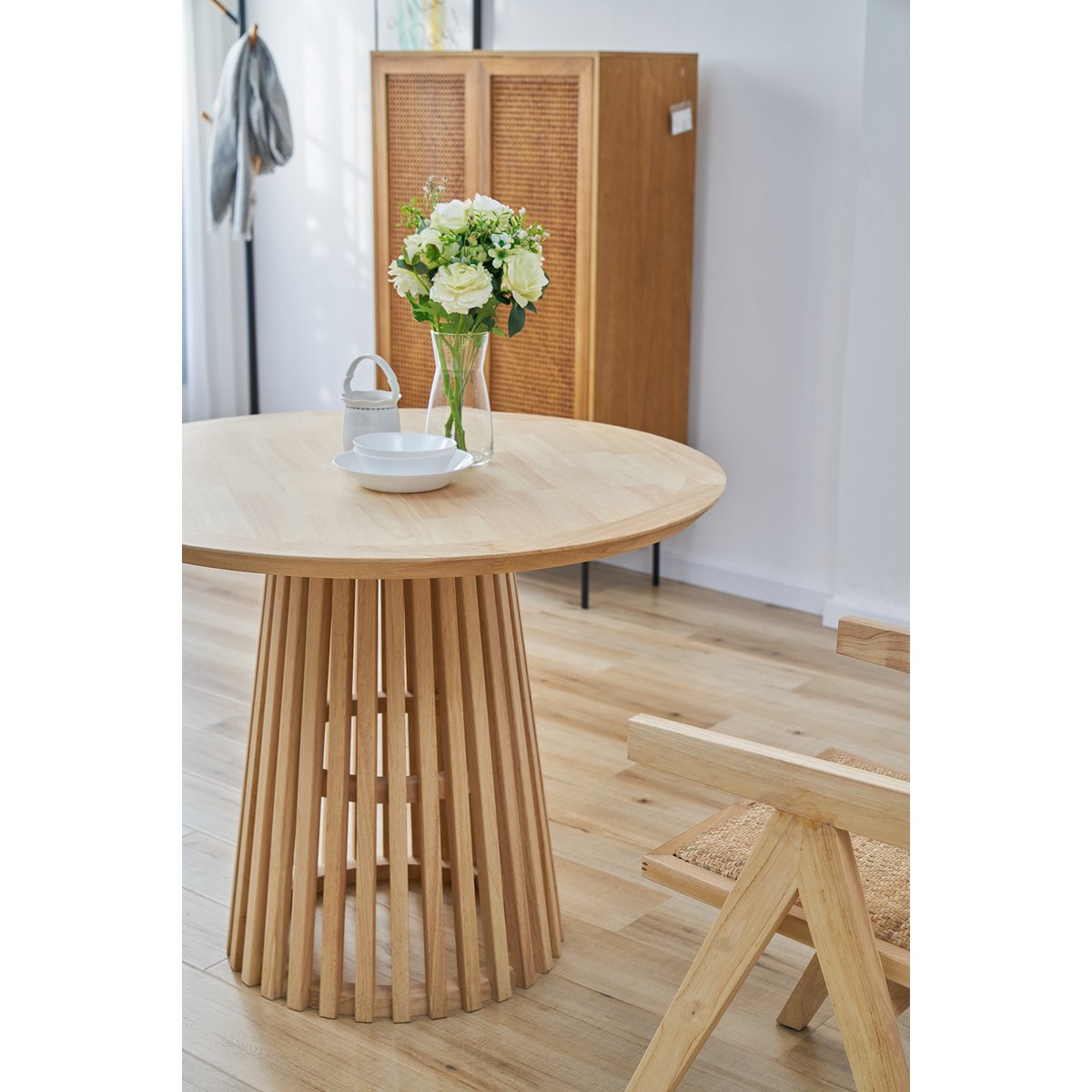 Round dining table with column frame