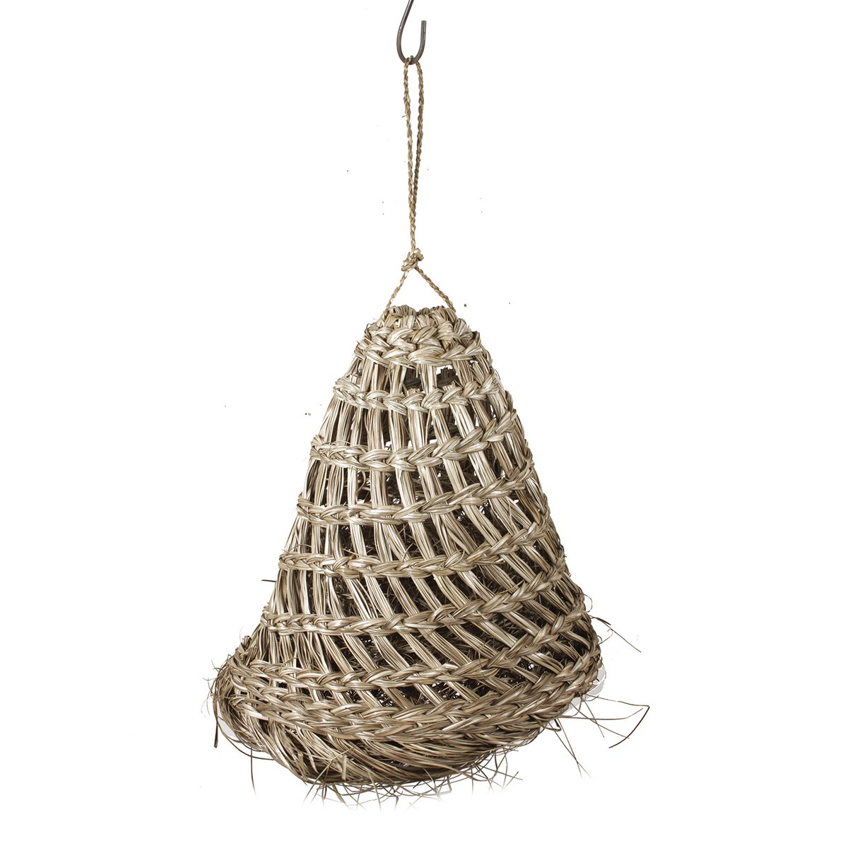 Handgemaakte raffia lampenkap in een gezellige woonkamer