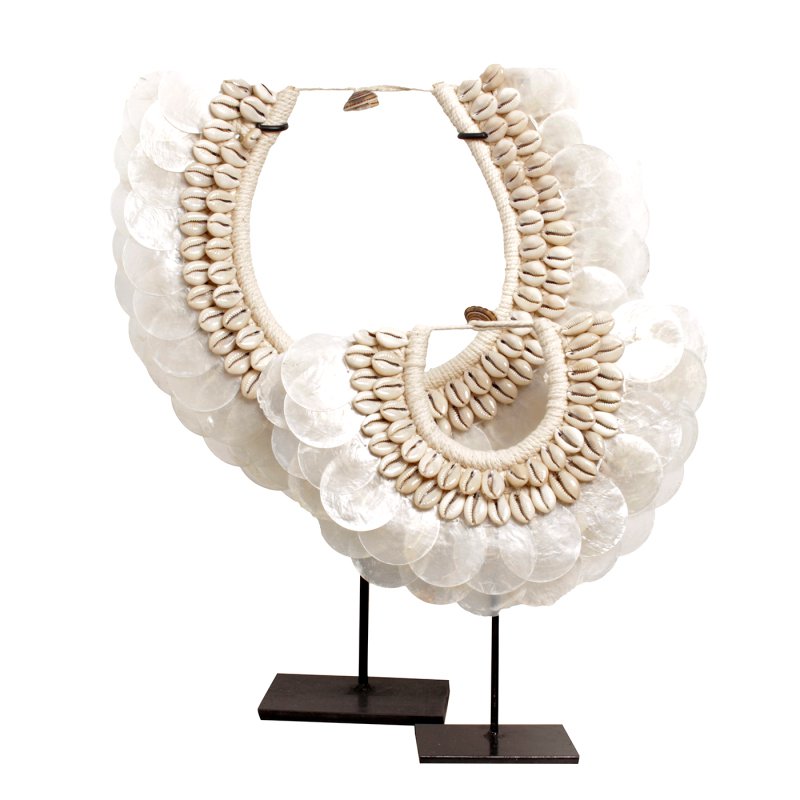 Handgemaakte Schelp Ketting op Metalen Standaard