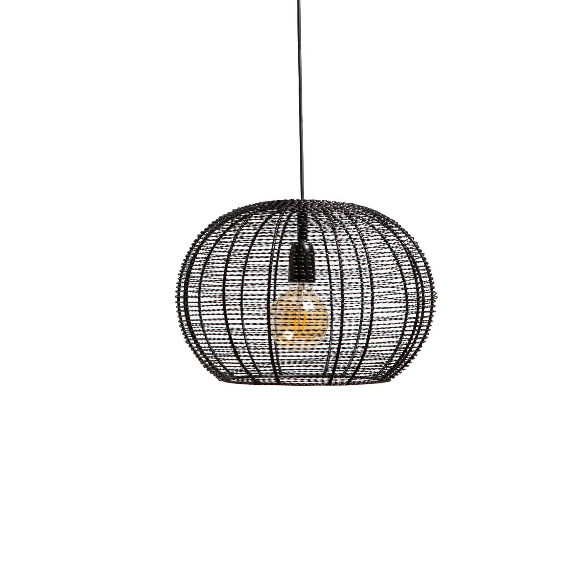 Mat zwarte hanglamp met metalen kap in moderne woonkamer