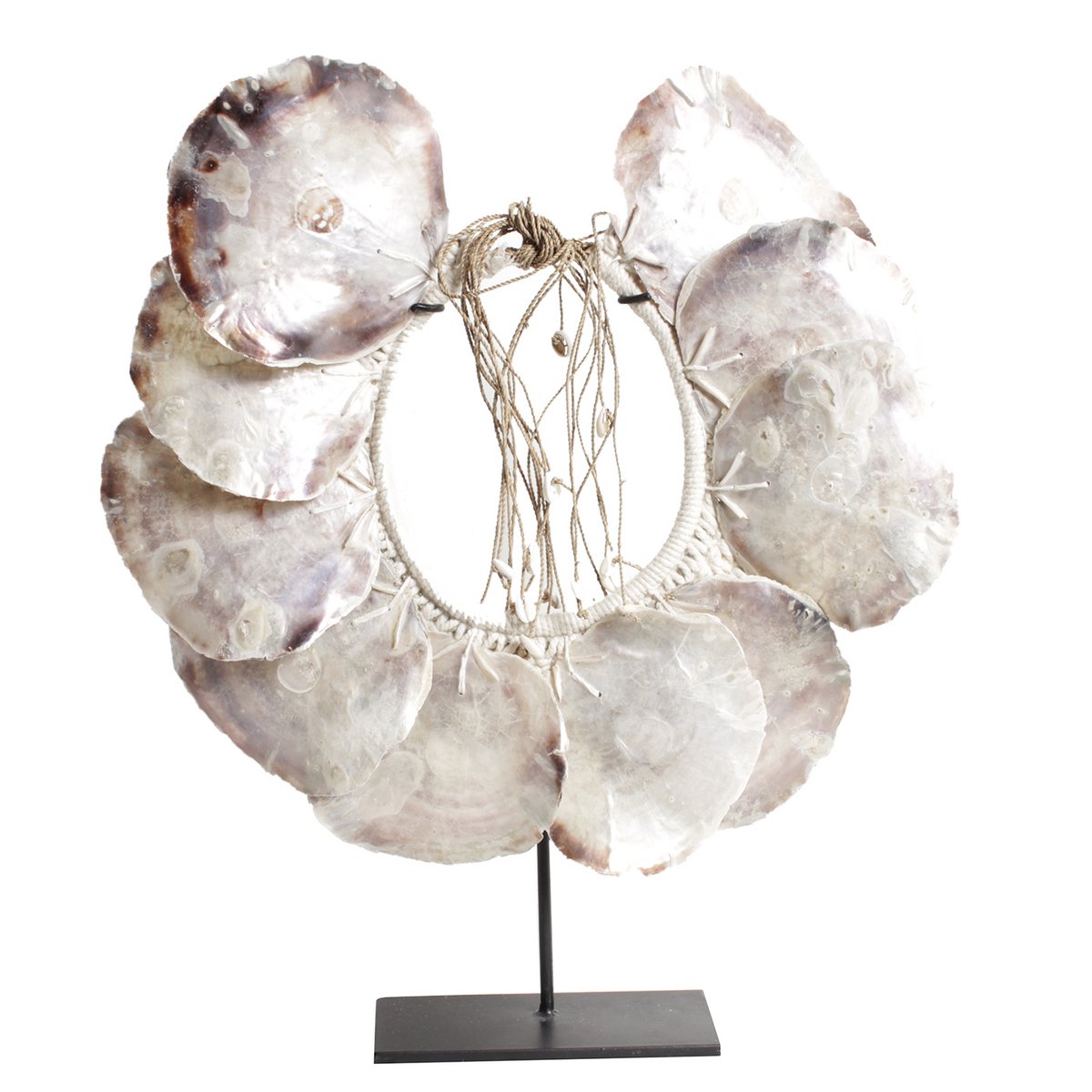 Handgemaakte schelp ketting op metalen standaard in huis