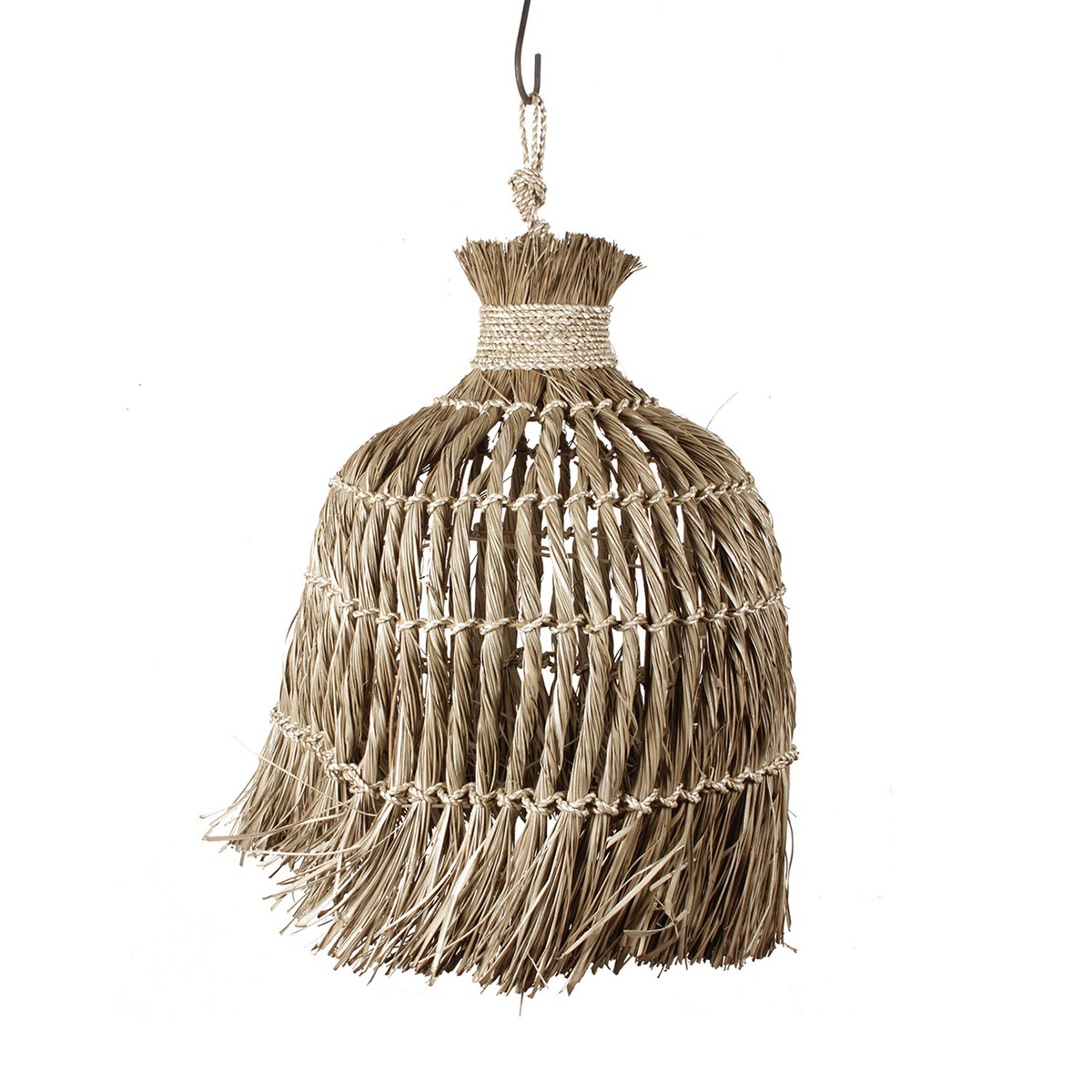 Handgemaakte raffia lampenkap in gezellige woonkamer