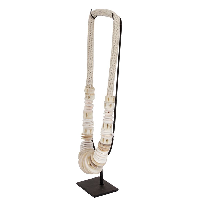 Handgemaakte Shell Ketting op Metalen Standaard