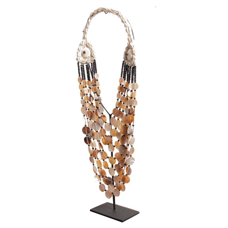 Handgemaakte Schaalketting op Metalen Standaard