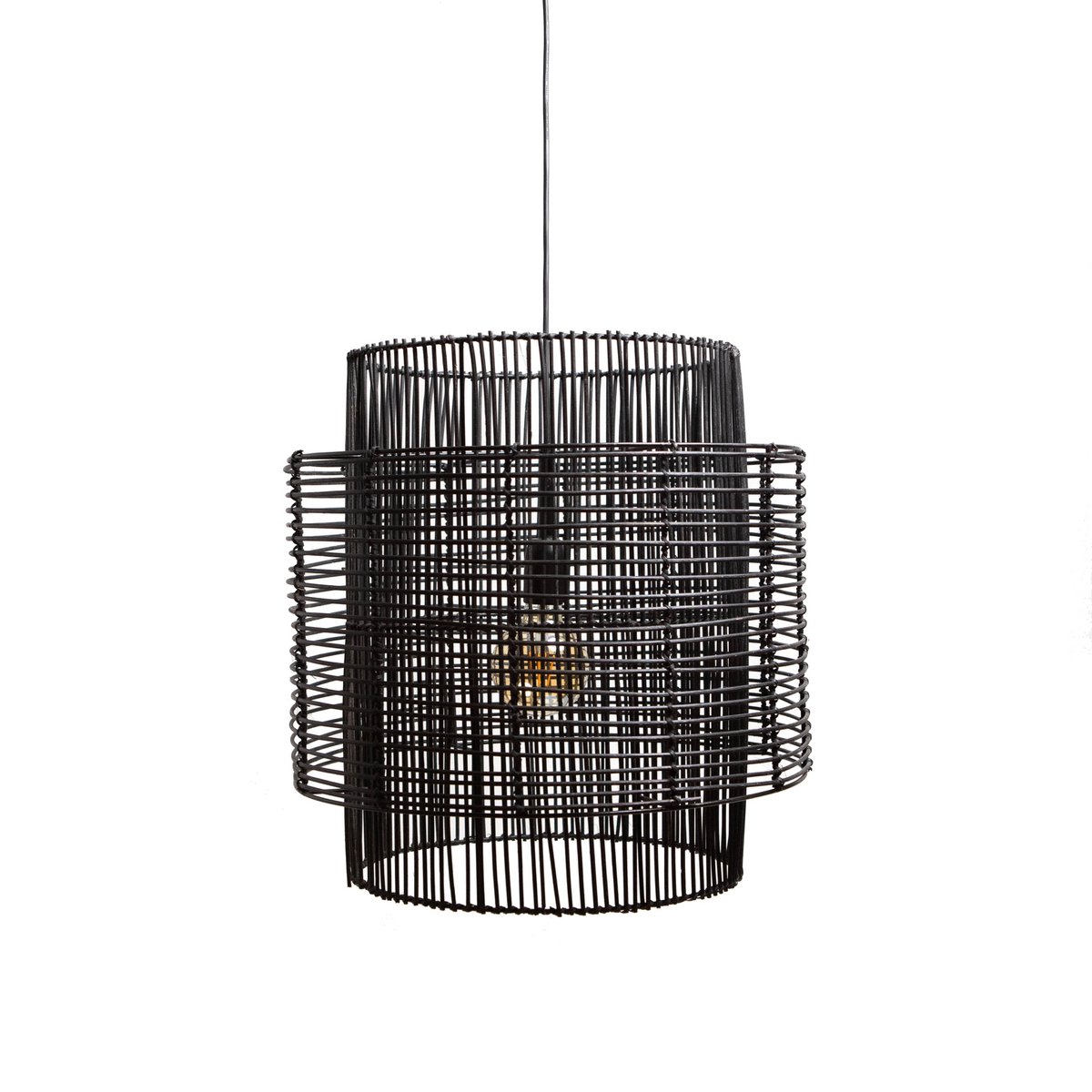 Mat zwarte rotan hanglamp in moderne woonkamer