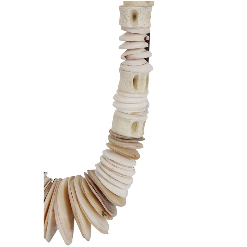 Handgemaakte Shell Ketting op Metalen Standaard