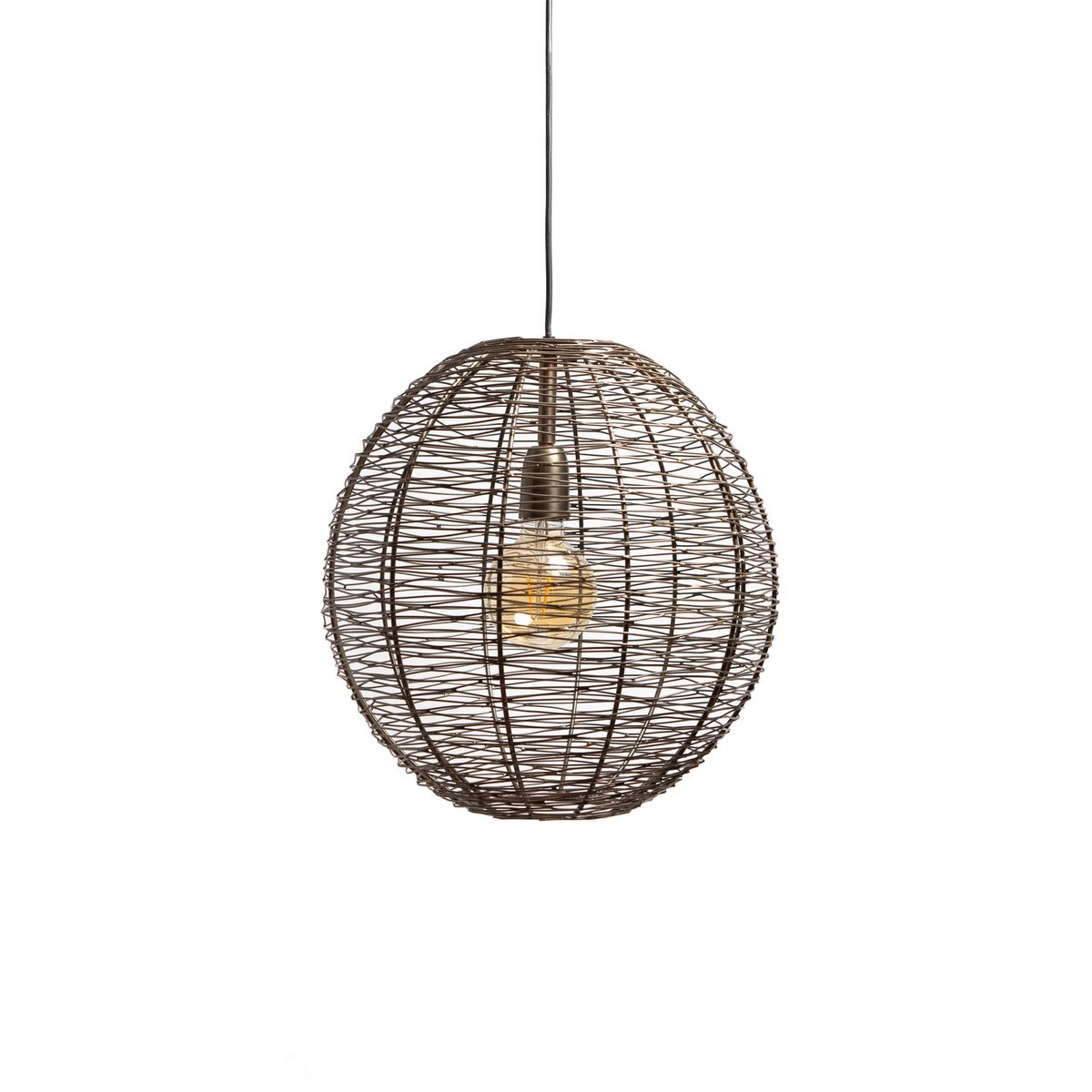 Hanglamp van metaal in antiek brons met ronde kap in woonkamer