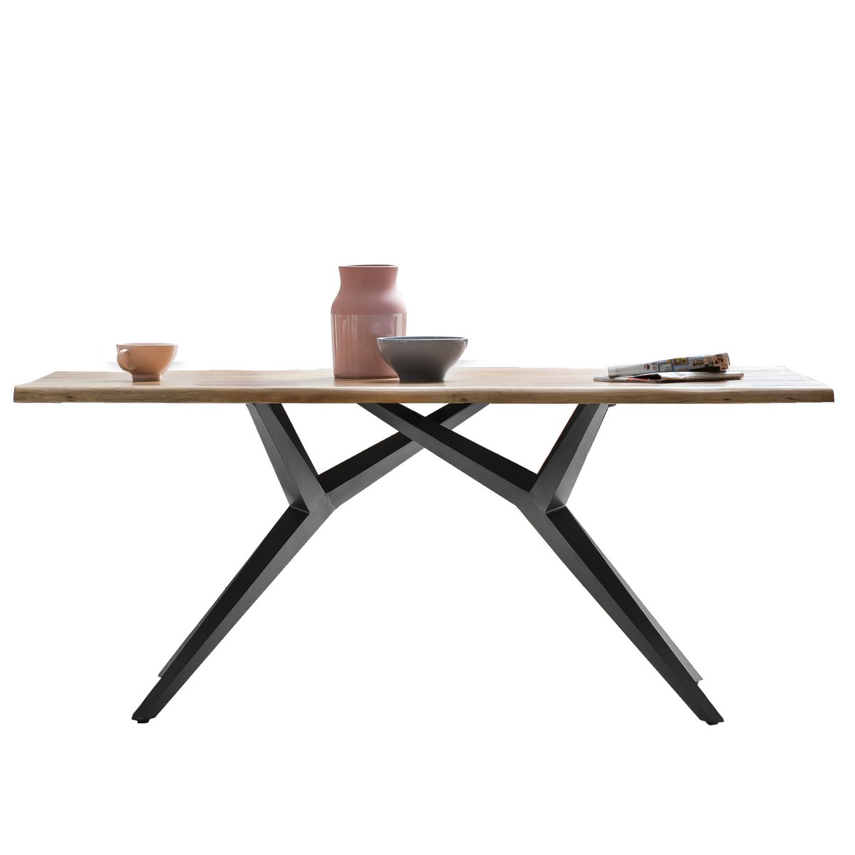 Tafel met uniek houten blad en ijzeren frame in moderne eetkamer