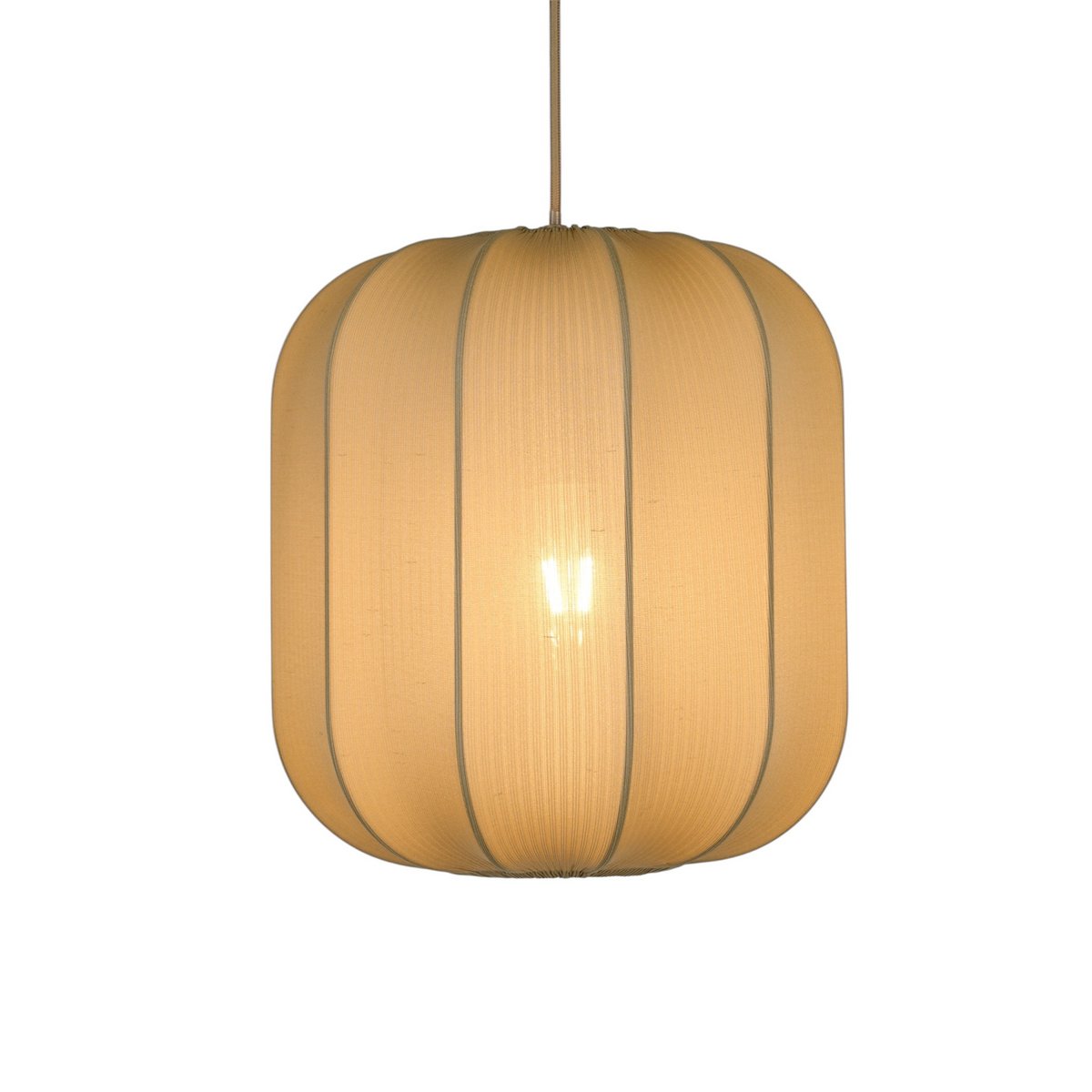 Gouden hanglamp met stoffen kap in moderne woonkamer
