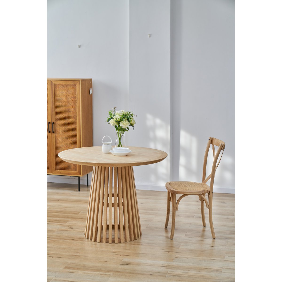 Round dining table with column frame