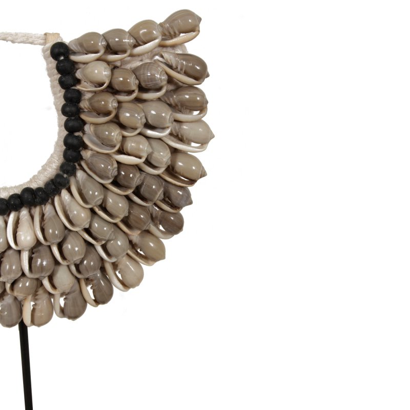 Kleine Schelp Ketting op Metalen Standaard