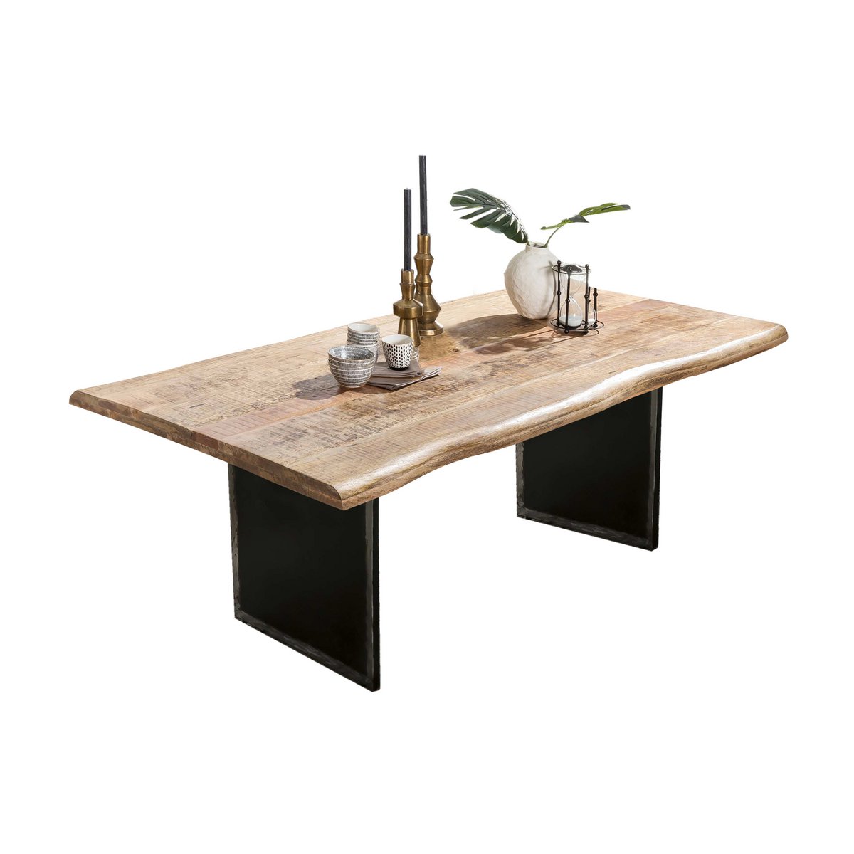 Eettafel van mangohout met metalen poten in industriële stijl