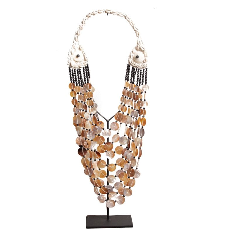 Handgemaakte schaalketting op metalen standaard in interieur