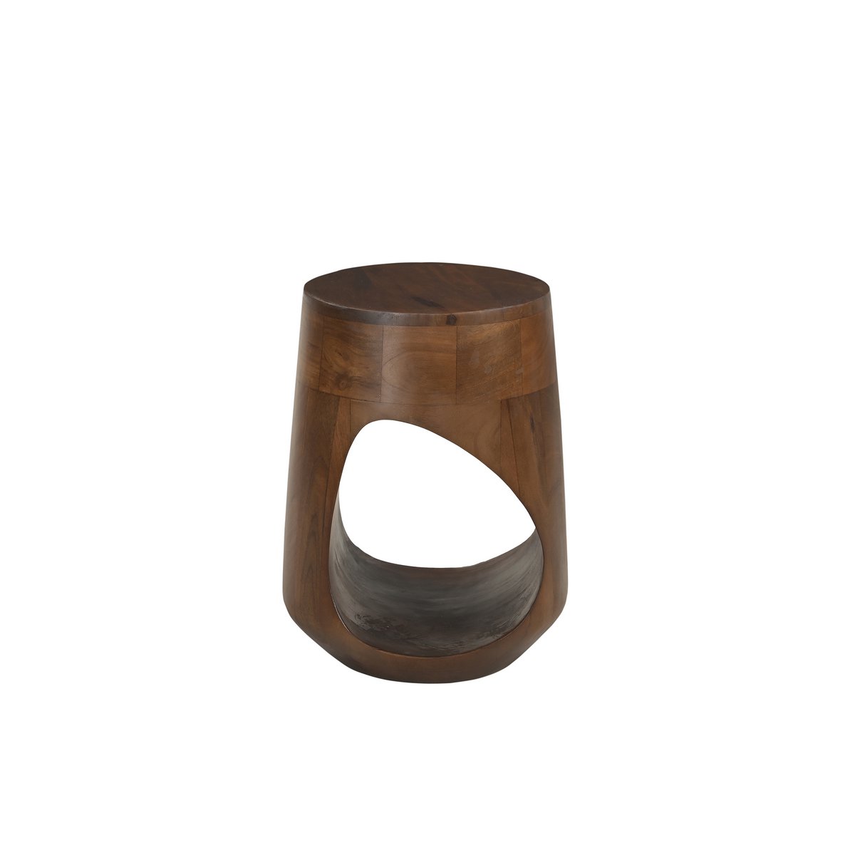 Bijzettafel van mangohout met asymmetrisch design in een moderne woonkamer