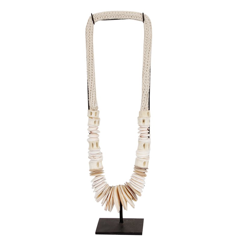 Handgemaakte shell ketting op metalen standaard in Indonesische stijl