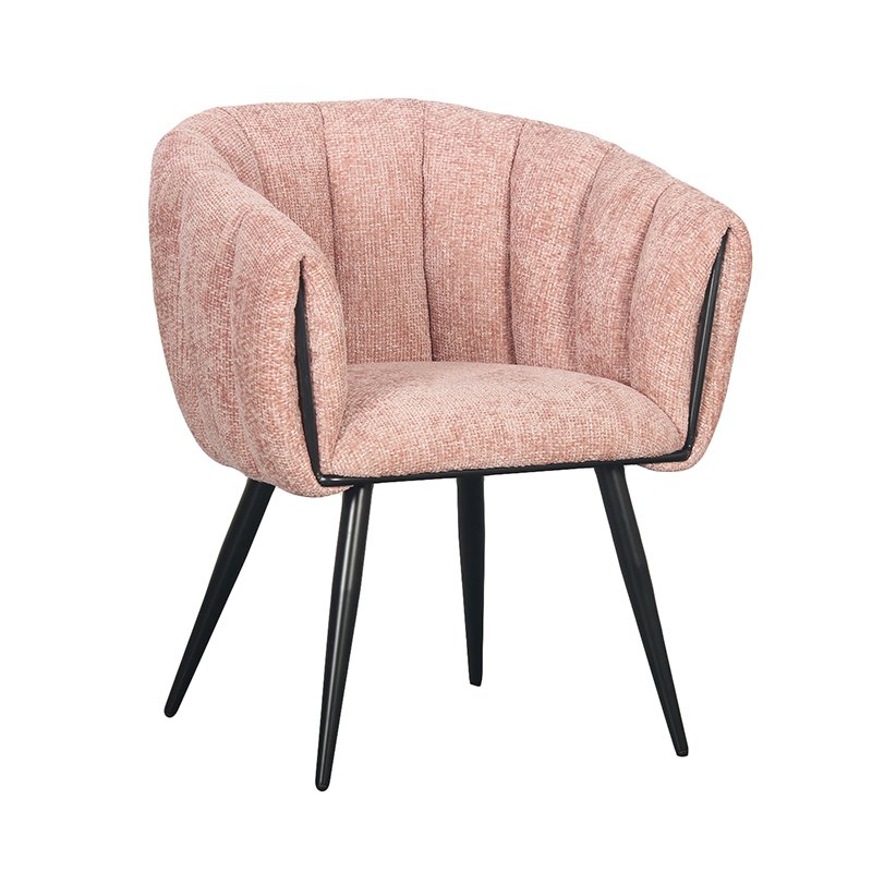 Pastel roze eetkamerstoelen in moderne eetkamer