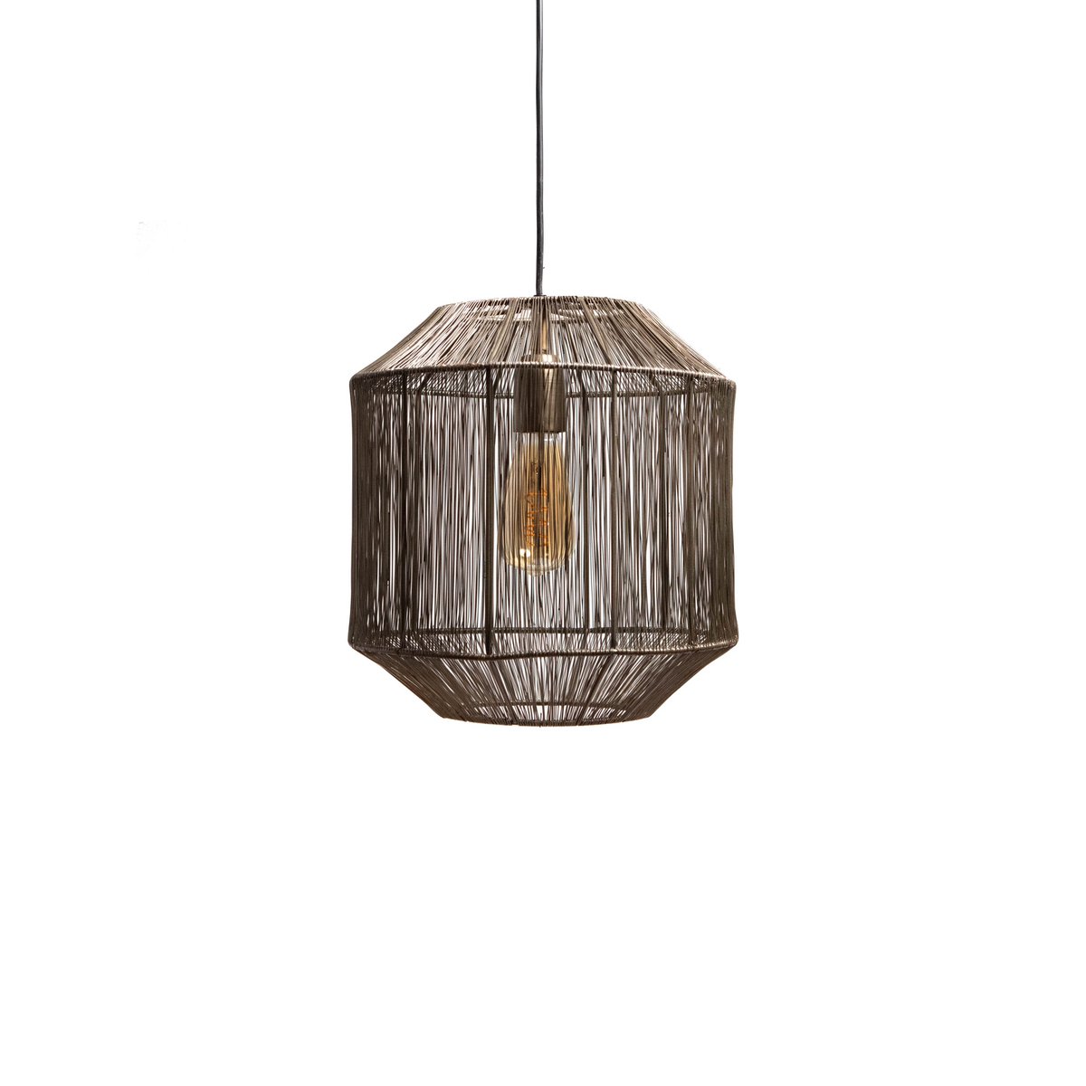 Antiek bronzen hanglamp met metalen kap in moderne setting