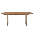 Houten eettafel met ovale vorm in eetkamer