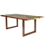 Kleurrijke eettafel van hergebruikt hout met ijzeren frame in eetkamer