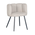 Beige eetkamerstoel met vijfvingerige rugleuning in moderne setting