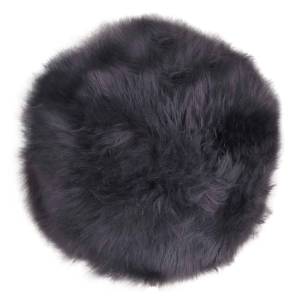 Grijze zitting van lamsleer op een stoel