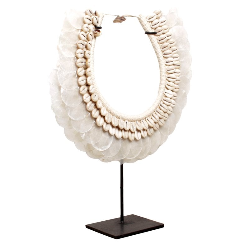 Handgemaakte Schelp Ketting op Metalen Standaard