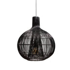 Rotan hanglamp in mat zwart boven eettafel