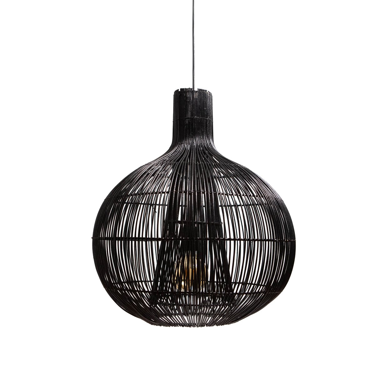 Rotan hanglamp in mat zwart boven eettafel