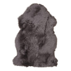 Lichtbruin lamsleer vloerkleed op houten vloer