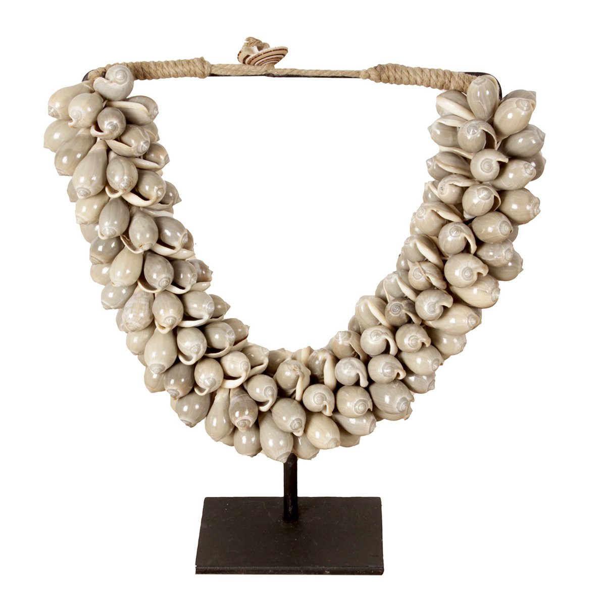 Handgemaakte schelpenketting op metalen standaard als woondecoratie
