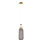 Luton hanglamp met messing fitting en mat rookglazen kap in moderne kamer