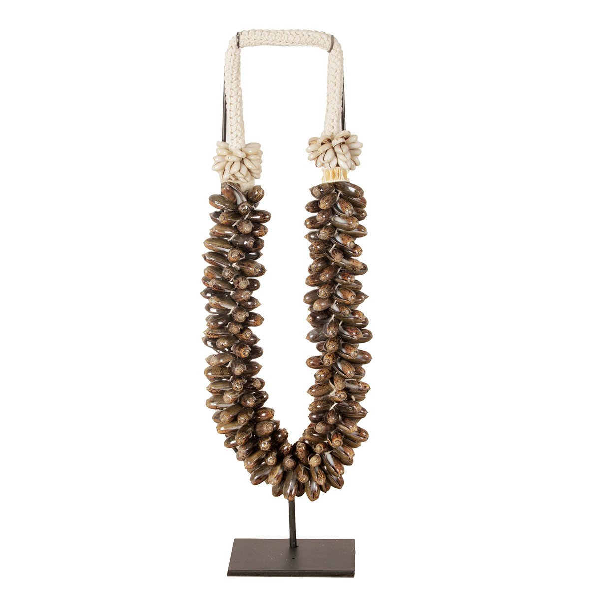 Handgemaakte schelpenketting op metalen standaard als woondecoratie