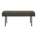 Donkergroene bank met stalen poten in een moderne woonkamer