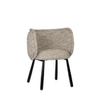 Fauteuil in beige kleur met zwarte metalen poten in moderne woonkamer