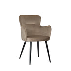 Zandwitte oorfauteuil met zwarte poten in moderne eetkamer