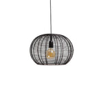 Mat zwarte hanglamp met metalen kap in moderne woonkamer