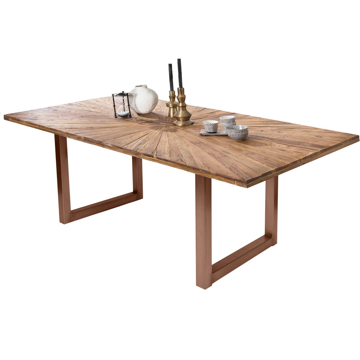 Houten eettafel met ijzeren frame in moderne eetkamer