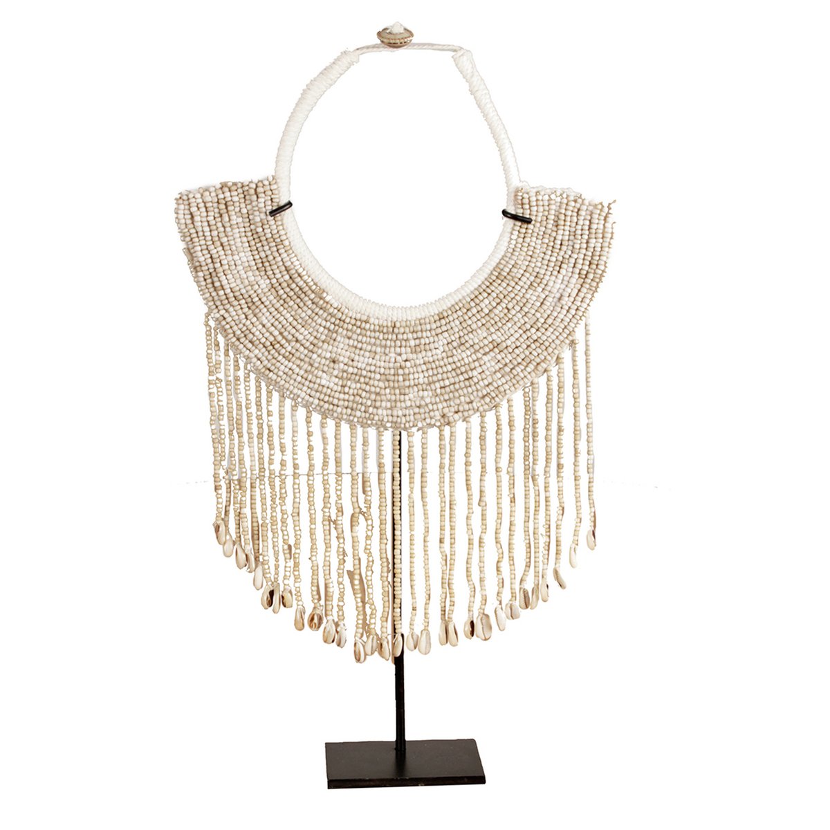 Handgemaakte shell ketting op metalen standaard in een interieur
