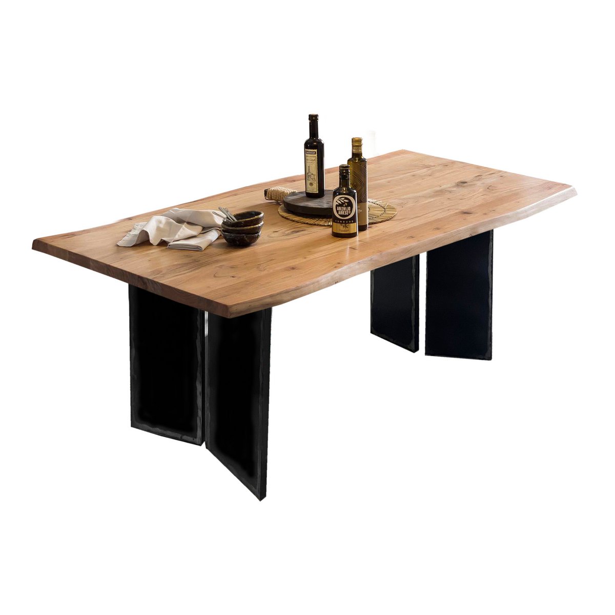 Eettafel van acaciahout met metalen onderstel in eetkamer