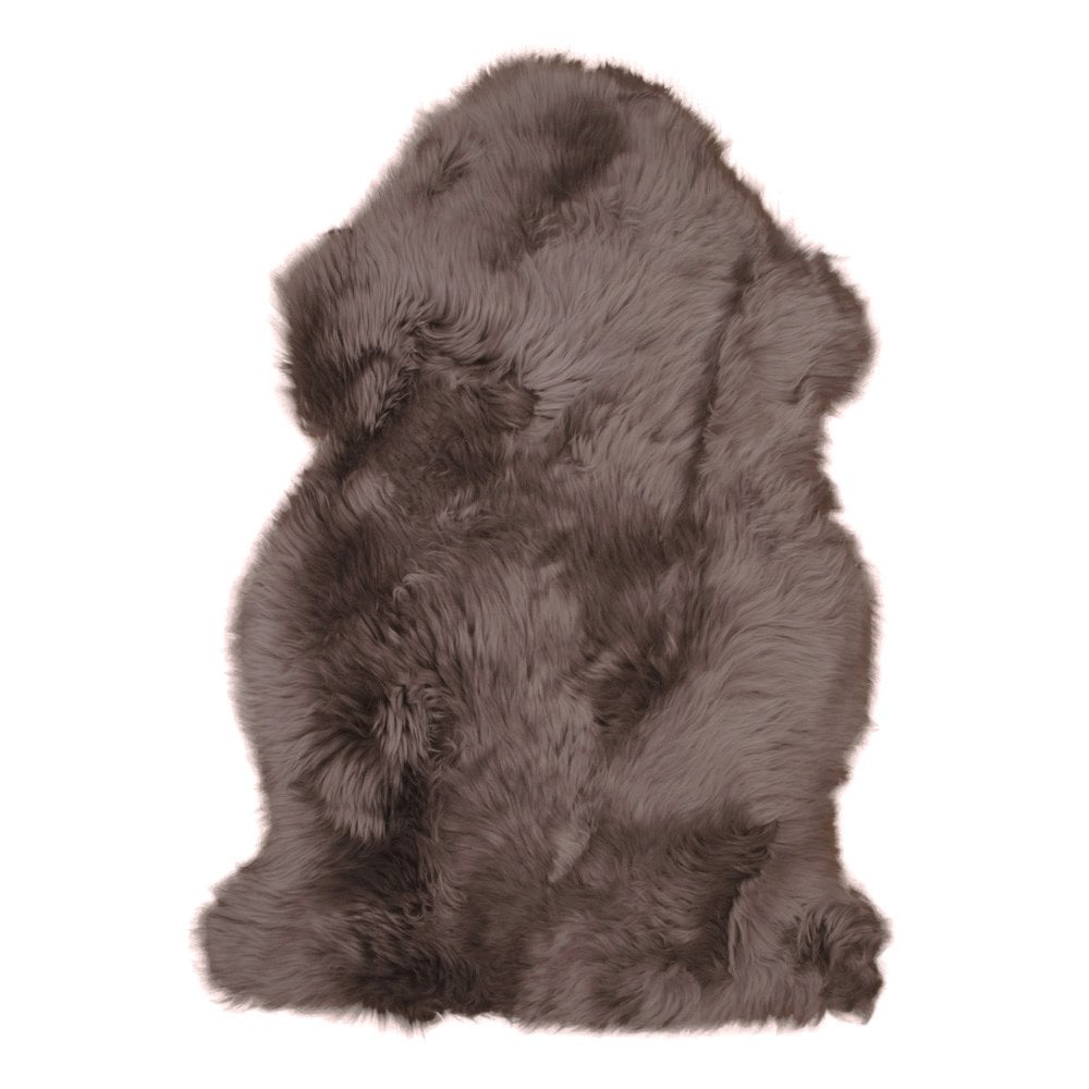 Bruin lamsvachtkleed van echt lamsleer op houten vloer