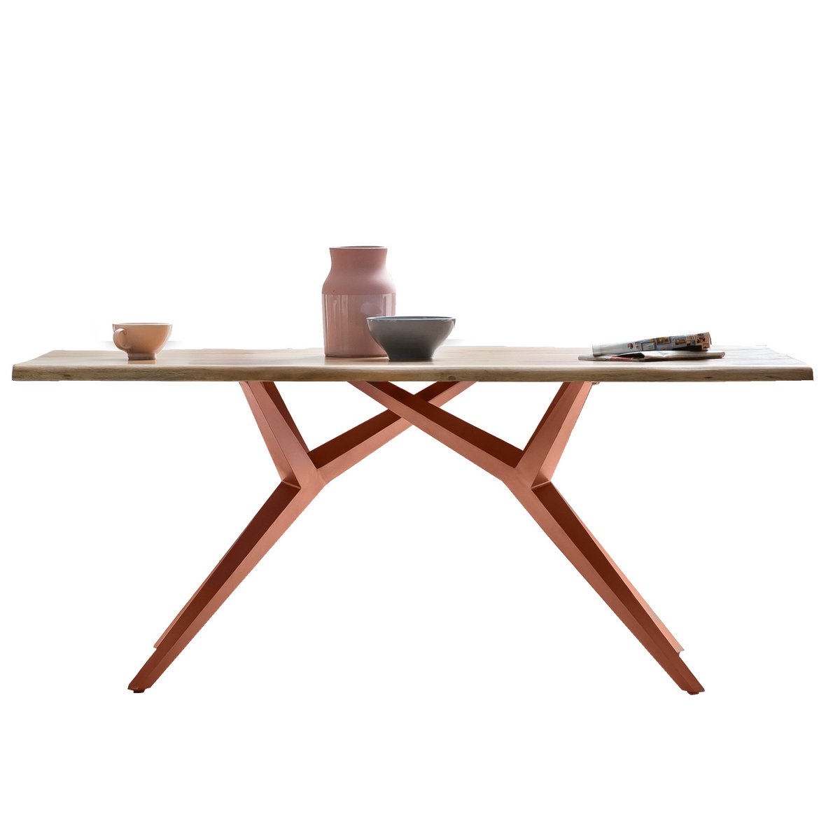 Eettafel met ijzeren frame in moderne eetkamer