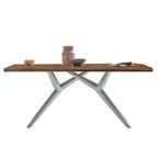 Houten eettafel met ijzeren frame in moderne eetkamer
