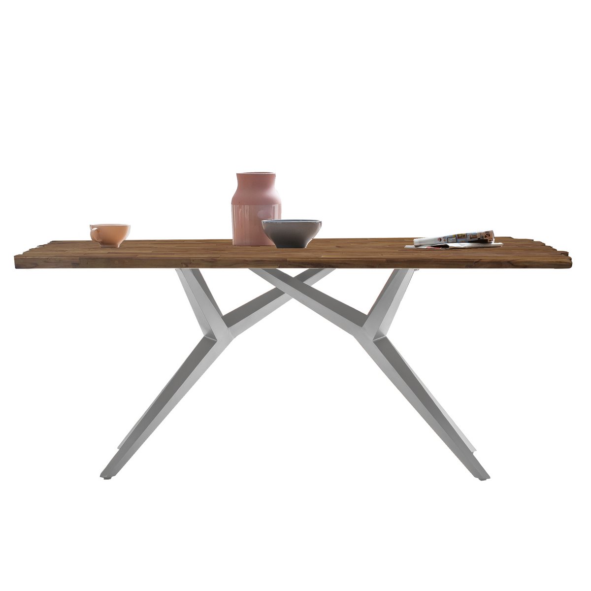 Houten eettafel met ijzeren frame in moderne eetkamer