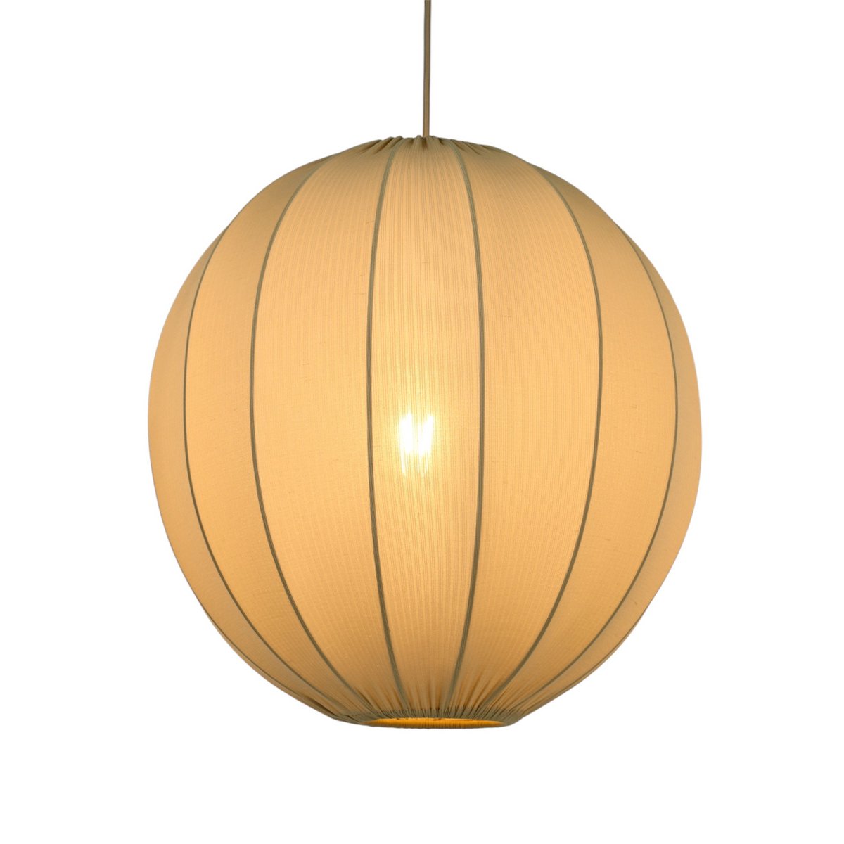 Gouden hanglamp met stoffen kap in moderne interieursetting
