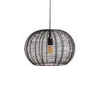 Mat zwarte hanglamp met metalen kap in moderne ruimte