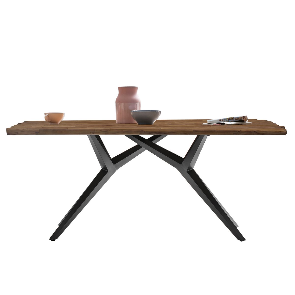 Eettafel met ijzeren frame in moderne eetkamer