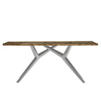 Houten tafel met ijzeren frame in moderne eetkamer